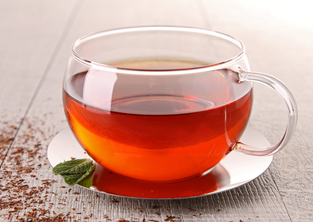 Rooibos Teeaufgebrüht in einer Glastasse (Rote Färbung)